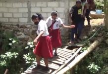 Demi Pendidikan, Siswa/siswi SD Petra Kota Kupang Nekat Melintasi Jalan Terjal Sejauh 3 Km