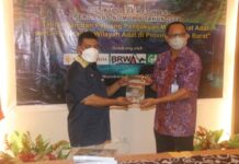 Filep Wamafma Serahkan 4 buku Ke Kepala Balitbangda Papua Barat