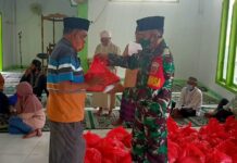 Bulan Ramadhan, Babinsa Panambuang Bagikan Sembako Kepada Para Muallaf