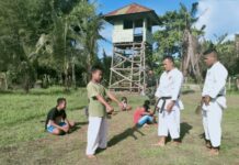 TNI Latih Beladiri Karate Bagi Anak-Anak Di Perbatasan Papua