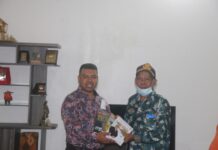 Sebagai Bahan Referensi, Tokoh Masyarakat Suku Mpur Terima Buku Dari Filep Wamafma