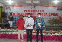 Sebagai Referensi, Senator Filep Serahkan Buku Karyanya untuk Bupati Pegaf & Billy Mambrasar