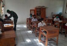 Satgas Pamtas Yonif 742/SWY Sektor Timur Membantu Mengajar di Wilayah Perbatasan