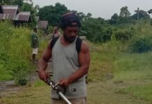 Sekian Lama Ditinggal Penghuninya, Kampung Obo Bintuni Kembali Bersih dan Terang