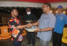 Jadi Tamu Terhormat, Senator Filep Disambut dengan Adat Biak di Raja Ampat