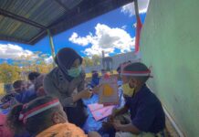 Satgas Arfak Polda Papua Barat Berikan Edukasi Anak-Anak Bintuni