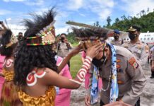 Kunker ke Polres Raja Ampat, Kapolda Papua Barat Disambut Tarian Adat