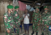 Personel Satgas Pamtas Yonif 742/SWY Menerima Satu Pucuk Senpi Springfield dari Warga