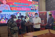 Senpi Revolver Peninggalan Adat Diserahkan ke Polres Bintuni