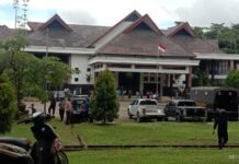 Warga Bintuni Gelar Nonton Bareng Pelantikan Bupati Teluk Bintuni