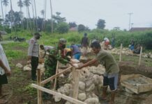 Jaga Keharmonisan dengan Masyarakat, Babinsa dan Babinkamtibmas Leko Sula Turut Bangun Rumah Warga
