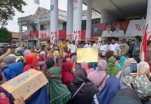 Lagi; Sejumlah Emak-emak Pedagang Pasar Higenis Ternate Gruduk Kantor Walikota