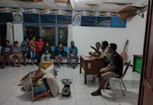 Saint Benhur Mansnandifu Berbagi Kasih dengan Mahasiswa Biak di Asrama Biak Jayapura