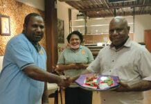 Raih Juara IV Kejurda Biliar, Atlet dan Pengurus POBSI Serahkan Medali ke Ketua KONI Tolikara