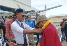 Dr. Filep Wamafma Disambut Pengurus GMKI dan Kepala Suku Biak di Bandara Utarom Kaimana