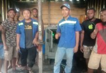 Di Tangan Teknisi Listrik PT. Wijaya Sentosa, Kampung Naramasa Kembali Terang