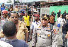 Penangkapan Bandar Togel Dinilai Tak Humanis, Warga Blokade Jalan Yos Sudarso Sanggeng