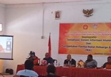 Filep Wamafma Bersama Jefri Auparay dan Civitas STIH Sumbang Rp 150 Juta untuk Persiapan Mubes IKA