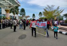 Masyarakat 4 Distrik Gelar Demonstrasi di Kantor Gubernur Papua Barat, MRP dan DPR-PB