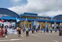 Puluhan Oknum Warga Teriakkan Papua Merdeka dan Bentangkan Bintang Kejora di Terminal Pasar Wosi