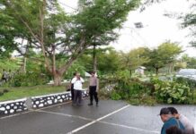Sejumlah Warga Blokade Akses Masuk Rumah Dinas Gubernur Papua Barat