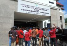 Sekelompok Massa Geruduk Kantor Gubernur PBD, Protes Soal Pengisian Jabatan OPD