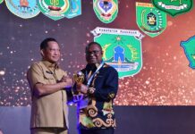 Cakupan Kepesertaannya Lebih dari 95%, Pj Bupati Sorong Terima Penghargaan UHC Dari Mendagri