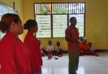 Mahasiswa KKN STIH di Sidey Pantai Prihatin Anak SD YPK Sion ke Sekolah Tanpa Alas Kaki dan Seragam