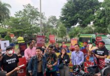 Buntut Tudingan Main Tambang di Papua, Kuasa Hukum Terdakwa Tantang Luhut Hadir di Sidang Pekan Depan