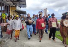 Tiba di Fakfak, Dominggus Mandacan dan Filep Wamafma Disambut Adat Papua