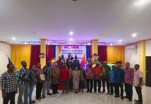 Dominggus Mandacan Bersama Filep Wamafma dan Wabup Fakfak Saksikan Pelantikan Kepala Suku Biak Fakfak