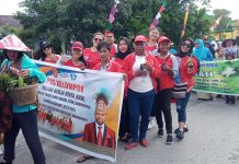 Mahasiswa KKN STIH di Prafi dan Sidey Ikuti Karnaval HUT RI Bersama Warga Warpramasi