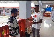 Hermanus Muid Berikan Noken Asli Suku Arfak kepada Dr. Filep Wamafma sebagai Bentuk Penghormatan