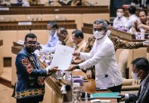 Filep Wamafma: Kenaikan Otsus Saat Ini Membuat Pendapatan Daerah di Papua Barat Naik Drastis