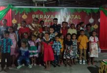 Hadiri Perayaan Natal Masyarakat Tabi, Dr. Filep Wamafma Tekankan Pentingnya Pendidikan bagi Anak Papua