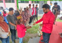 Filep Wamafma Serahkan Buku Rekening Beasiswa, Ratusan Mahasiswa/i STIH Momi Waren Bisa Kuliah Gratis