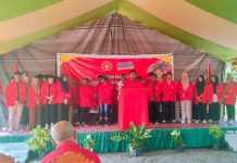 Serahkan Beasiswa ke Mahasiswa STIH Prafi, Ini Pesan Dr. Filep Wamafma