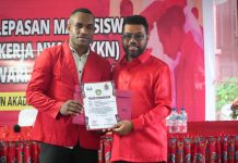 Raih Juara Ajang Tinju Piala Kapolda Papua, Mahasiswa STIH Serahkan Piagam Penghargaan ke Dr. Filep Wamafma