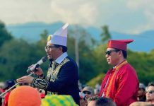 Ditengah Lautan Manusia, Sultan Tidore Terima Maklumat Rakyat Moloku Kie Raha