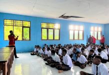 Mahasiswa KKN STIH Sosialisasikan Penyelamatan KLH di SMP Roon Teluk Wondama