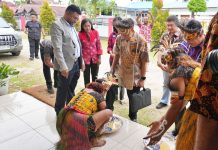 Filep Wamafma Sambut Adat Guru Besar Universitas Udayana Bali dan Unhas Makassar saat Berkunjung ke STIH Manokwari