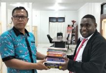 Sukses Ujian Skripsi, Nakeus Muid Hibahkan 10 Buku tentang Hukum ke Perpustakaan STIH Manokwari