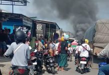 Si Jago Merah Kembali Lahap Satu Ruko, Perempatan Jalan Raya Bintuni Dipadati Warga