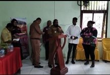 Turut Serahkan Secara Simbolis Beasiswa, Kepala Distrik Prafi Sampaikan Pesan Bagi Mahasiswa