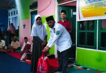 Lakukan Safari Ramadhan, Filep Wamafma Gelar Bukber dan Berbagi Bersama Janda-Duda Muslim di SP-1 Prafi Manokwari