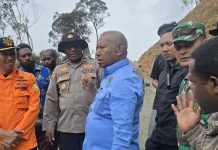 Gubernur Dominggus Mandacan Tinjau Langsung Warga Terdampak Banjir Bandang dan Tanah Longsor di Catubouw