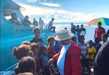 Kunker ke Wondama, Filep Wamafma Bagikan Perlengkapan Sekolah ke Anak SD di Pelabuhan Kampung Roswar