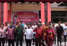 Senator Filep Salurkan 103 Beasiswa KIP Kuliah di Kampus STIH Momi Waren Mansel