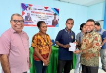 Senator Filep Wamafma Salurkan Beasiswa KIP untuk 32 Mahasiswa STMIK Kreatindo Manokwari