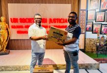 Dukung Layanan Kesehatan Optimal, Senator Filep Serahkan Bantuan Makanan Bergizi ke Dinkes Papua Barat di Wondama